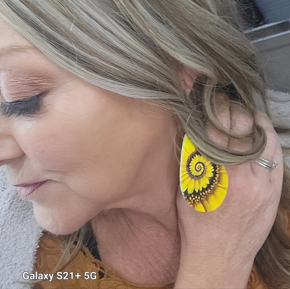 Sunflower wooden lightweight ear- rings nwts